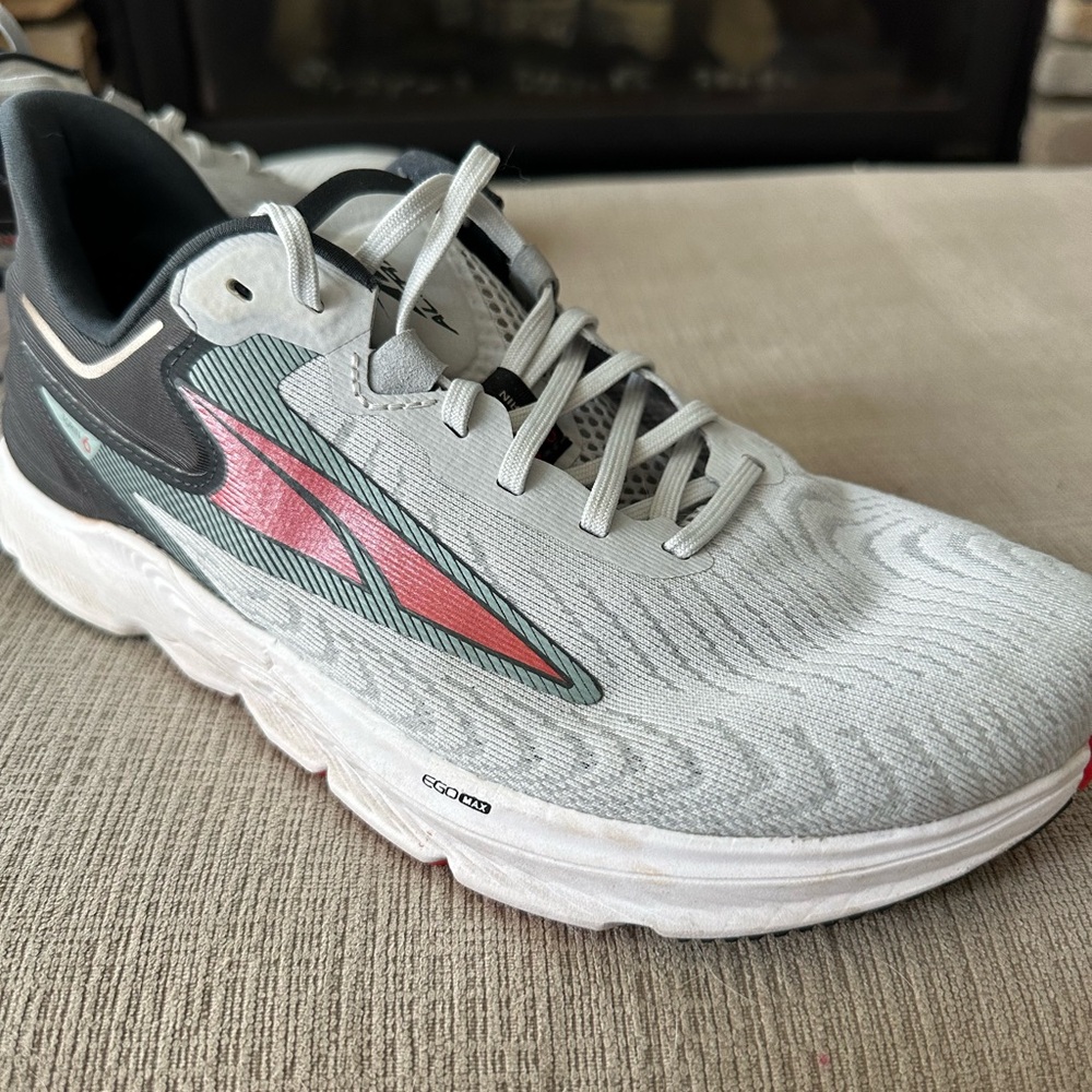Size 9 in excellent condition. Lightly worn.